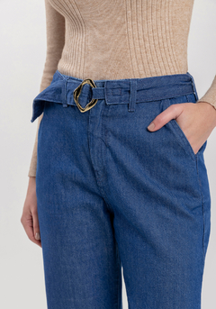 CALÇA JEANS RETA COM CINTO E FENDA NA BARRA LEZ A LEZ - Moda Viva