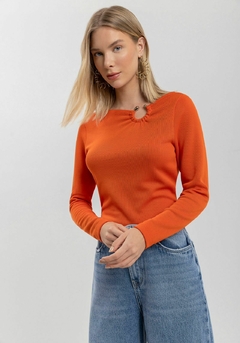 BLUSA MANGA LONGA COM DETALHE DE ARGOLA na internet