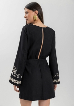 VESTIDO CURTO MANGA LONGA COM BORDADO - loja online