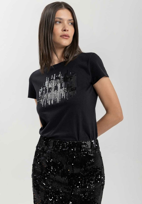 T-SHIRT COM APLICAÇÃO DE PAETÊ LEZ A LEZ - comprar online