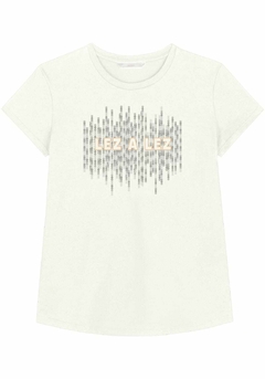 T-SHIRT COM APLICAÇÃO DE PAETÊ LEZ A LEZ