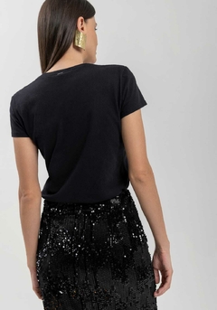 T-SHIRT COM APLICAÇÃO DE PAETÊ LEZ A LEZ - Moda Viva