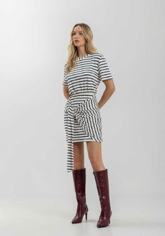 VESTIDO LISTRADO COM AMARRAÇÃO FRONTAL na internet