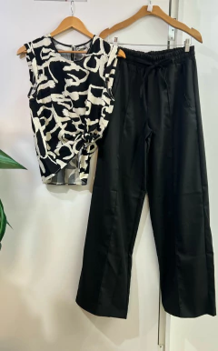 CONJUNTO BLUSA E CALÇA COM ELÁSTICO NO CÓS na internet