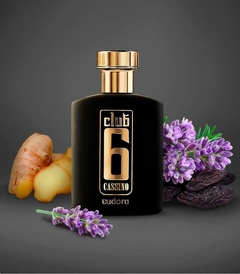Frasco preto e dourado do perfume Club 6 Cassino Eudora masculino, ao lado de flores de lavanda, raiz de gengibre e vagens de tonka