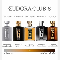 Frasco dos perfumes masculinos Eudora Club 6 com cinco variações: Regular Aromático Amadeirado, Cassino Oriental Especiado, Exclusive Oriental Amadeirado, Intenso Oriental Amadeirado e Voyage Oriental Amadeirado.