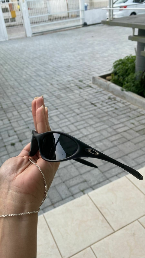 Minute all black