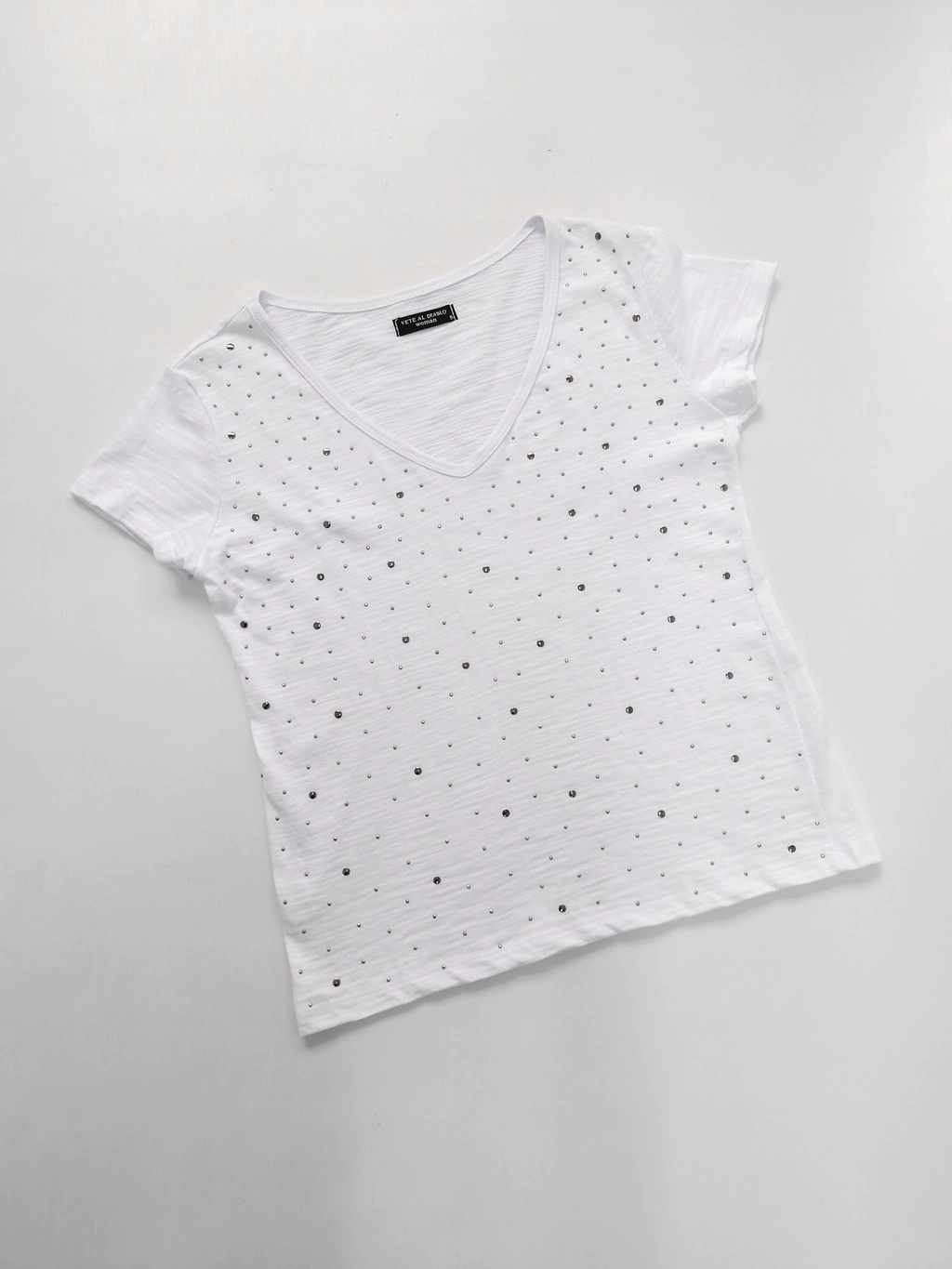 REMERA V FULL STRASS Y TACHAS