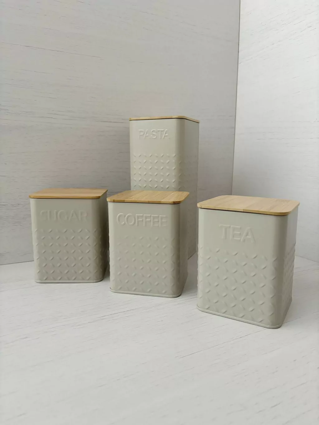 latas con tapa de bambú