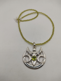 Pingente Deusa lunar peridoto+ colar natural - luzdeprata