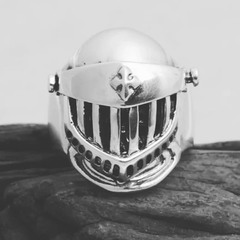 anel capacete medieval com skull - luzdeprata