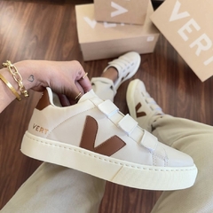 Tênis Mel na internet