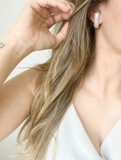 Brinco Ear Hook Clara na internet