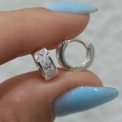 Aros huggies con strass blanco