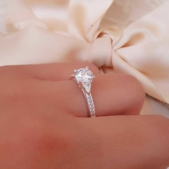 ANILLO PUNTO DE LUZ y strass.