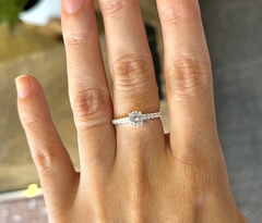 Anillo con piedra y strass