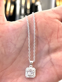 Collar con strass blanco