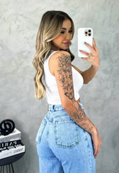 Cropped em tecido canelado, estilo regata.