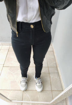 Calça jeans feminina, cintura alta, modelagem skinny, com lycra