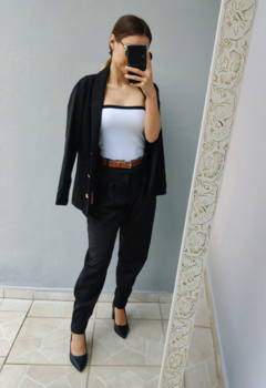 Blazer feminino em alfataria, com botões. 