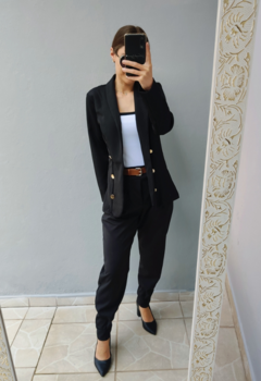 Blazer feminino em alfataria, com botões. 