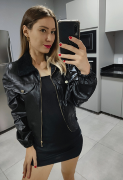 Jaqueta feminina em couro ecologico, com zíper e gola com pelinho.