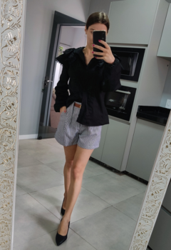 Camisa feminina de alfaitaria, com botões em tricoline, super luxuosa e estilosa. look para trabalho ou dia a dia.