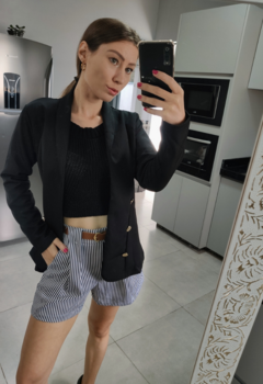Casaco, blusa em tricot, perfeita para dias de inverno, compondo um look estiloso e diferente.