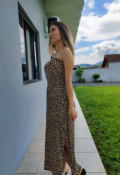 Vestido longo, com fenda lateral, modelagem ampla, tomara que caía, em tecido de ribana estampa oncinha. 