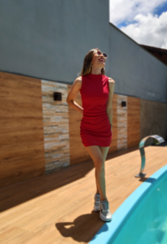 Vestido justo, modelo tubinho em tecido canelado, estilo regata, com golinha.