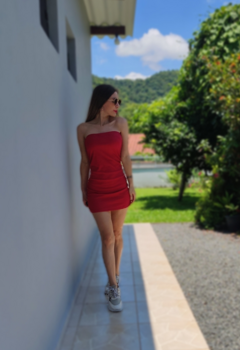 Vestido ribana, modelagem justinham, tomara que caía, franzido nas laterais e possuí bojo. 