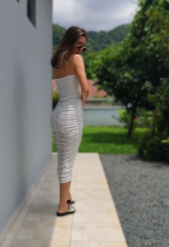 O NOSSO VESTIDO CILENE É UM MODELO CLÁSSICO, ELEGANTE E MODERNO! SUA MODELAGEM BEM AJUSTADA AO CORPO DA TODO UM CHARME E sensualidade AO LOOK. CONFECCIONADO EM POLIAMIDA, UM TECIDO SUPER ESTRUTURADO E CONFROTÁVEL.                não fica transparente, MOD