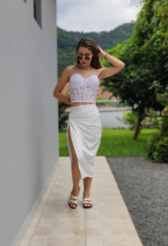 Corselet, cropped em renda com ajuste na parte das costas, possuí bojo. Look perfeito para usar em festas e eventos, balada. 