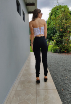Corselet, cropped em renda com ajuste na parte das costas e tecido acetinado, look perfeito para usar em festas e eventos, balada. 