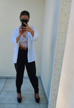 Calça feminina em alfaiataria com cinto e bolsos,