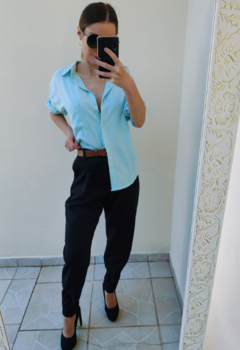 Calça feminina em alfaiataria com cinto e bolsos,