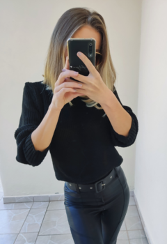 Casaco, blusa em tricot, perfeita para dias de inverno, compondo um look estiloso e diferente.
