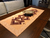 Trilho de mesa dupla face rosas com bordô
