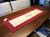 Trilho de mesa quadriculado com barra vermelha
