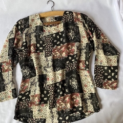 blusa portrait flowers - M - Roupas, decoração e acessórios VINTAGE - Legado Brechó