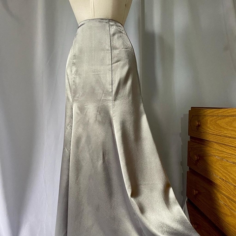 saia longa em cetim prateado - PP