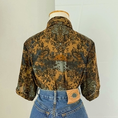 camisa marrom floral - M na internet