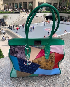 CARTERA TOTAL LOOK DE MUCHOS COLORES CON BASE EN COLOR VERDE. MODELO "AMAL". - comprar online