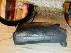Imagen de CARTERA-SOBRE DE CUERO COMBINADO, MODELO; “BARI”.-