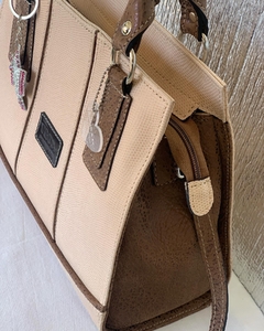 Imagen de CARTERA DE CUERO LABRADO COLOR NUDE COMBINADA CON CUERO DE ELEFANTE COLOR CHOCOLATE. Modelo: “ELIZABETH III”.-