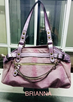 CARTERA DE BOA ROSA DEGRADÉ COMBINADA CON CUERO IRIDISCENTE. Modelo: “RIANNA”.- y con pliegues y cadenas.