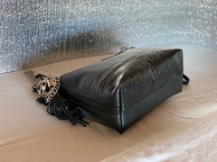 Imagen de CARTERA-SOBRE DE CUERO NEGRO LABRADO Modelo:”DAIANA”.-