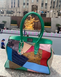CARTERA TOTAL LOOK DE MUCHOS COLORES CON BASE EN COLOR VERDE. MODELO "AMAL". - comprar online