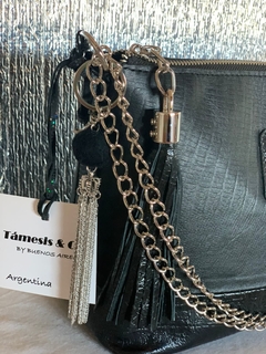 CARTERA-SOBRE DE CUERO NEGRO LABRADO Modelo:”DAIANA”.- - Támesis&Co.