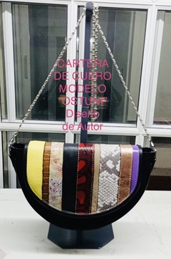 Cartera Media Luna Rayada combinada con cuero Liso. Modelo: “OSTUNI”.